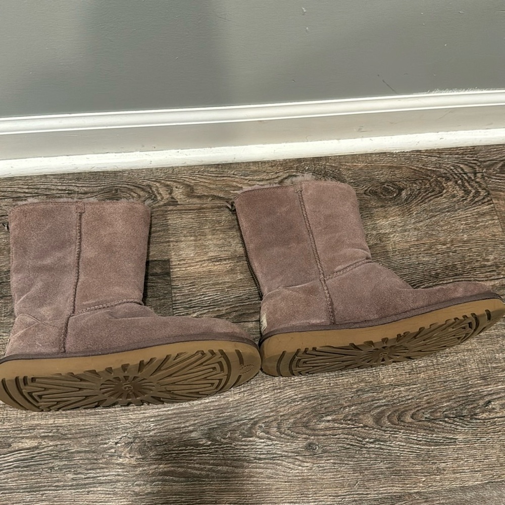 Light purple UGGs size 8 they are not in perfect shape. Please see photos.